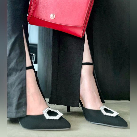 Elegant Black Women's Shoes with Crystal Embellishments - Picture 2 of 7